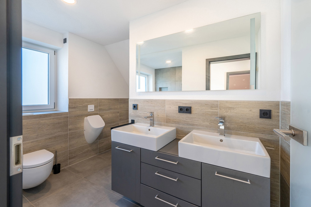 1. DG - Badezimmer (1) 1. DG - Badezimmer (1)