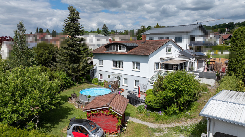 Hausansicht mit Garten