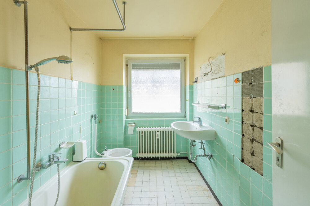 Modernisierungsbedürftiges Badezimmer