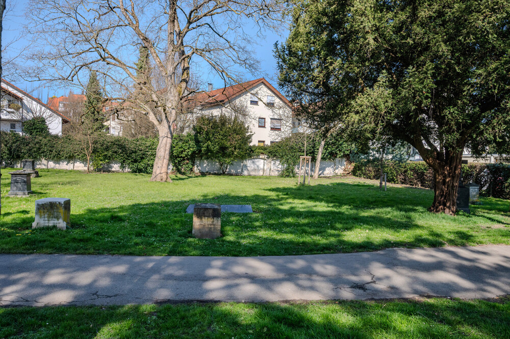 angrenzend an die städtische Grünfläche