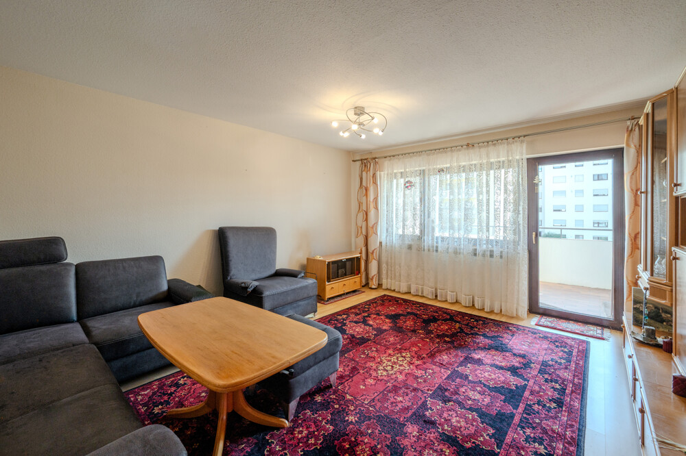 Wohnzimmer mit Zugang zum Balkon Wohnzimmer mit Zugang zum Balkon
