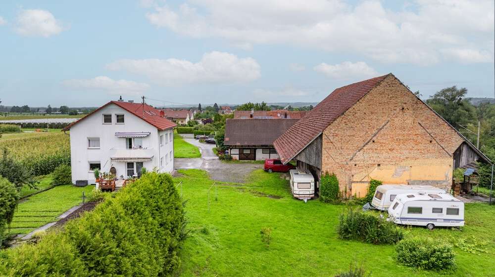 Südanansicht Wohnhaus und Stallgebäude Südanansicht Wohnhaus und Stallgebäude